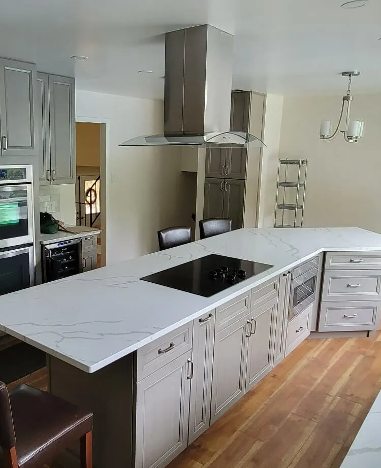 Kitchen with a center island and a range hood
